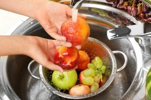 Wash fruits to prevent the appearance of internal parasites