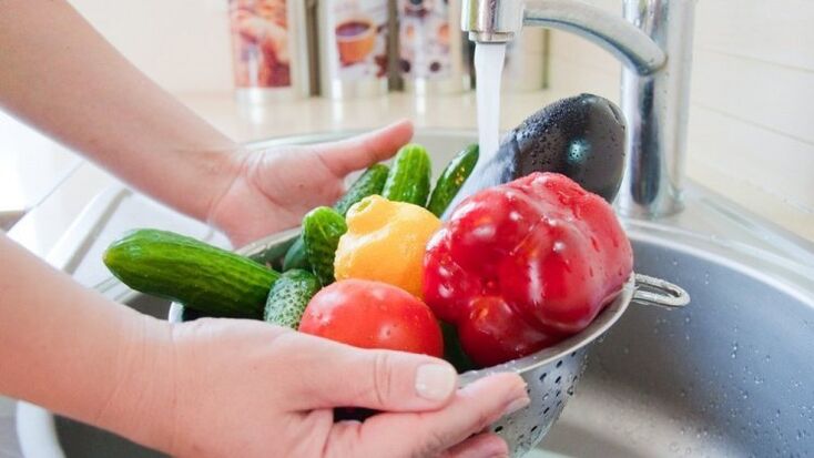 Washing vegetables and fruits as a measure to prevent parasites